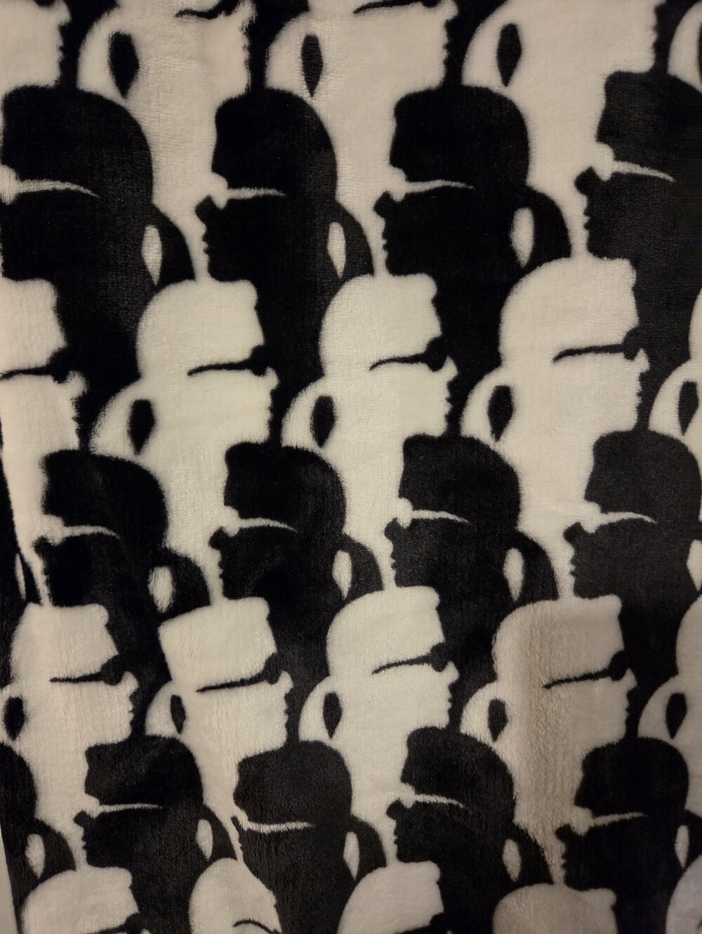Karl Lagerfeld NWT Plush Large Throw - Picture 3 of 4